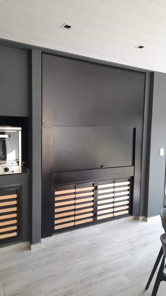 Frente de asador a medida en metal negro con detalles símil madera
