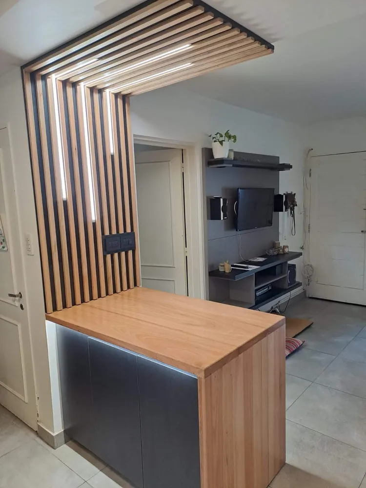 Divisor listonado de madera y mueble de living personalizado