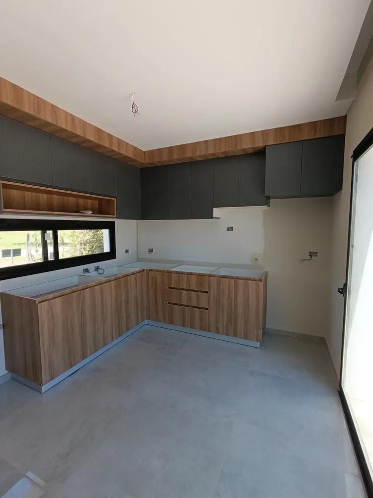 Cocina moderna a medida en melamina negra y madera