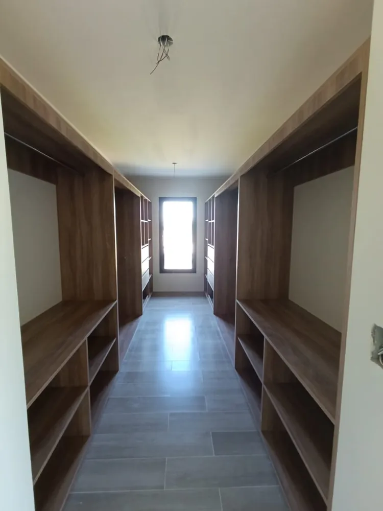 Vestidor personalizado con estantes y espacio de guardado