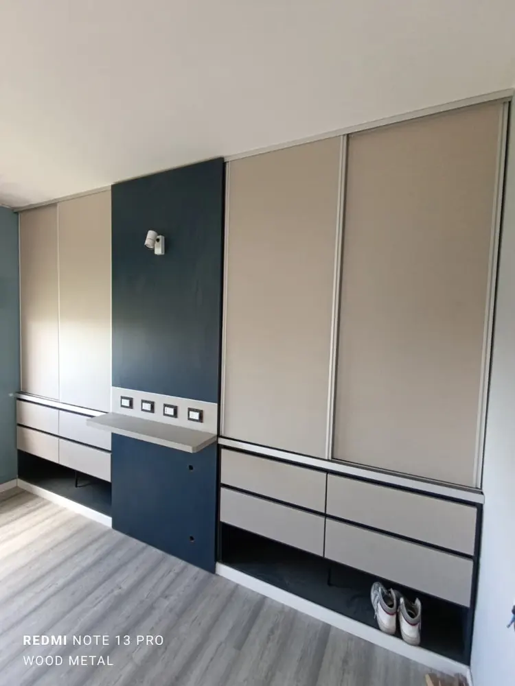 Placard de dormitorio a medida con puertas corredizas, cajoneras y espacio de apoyo