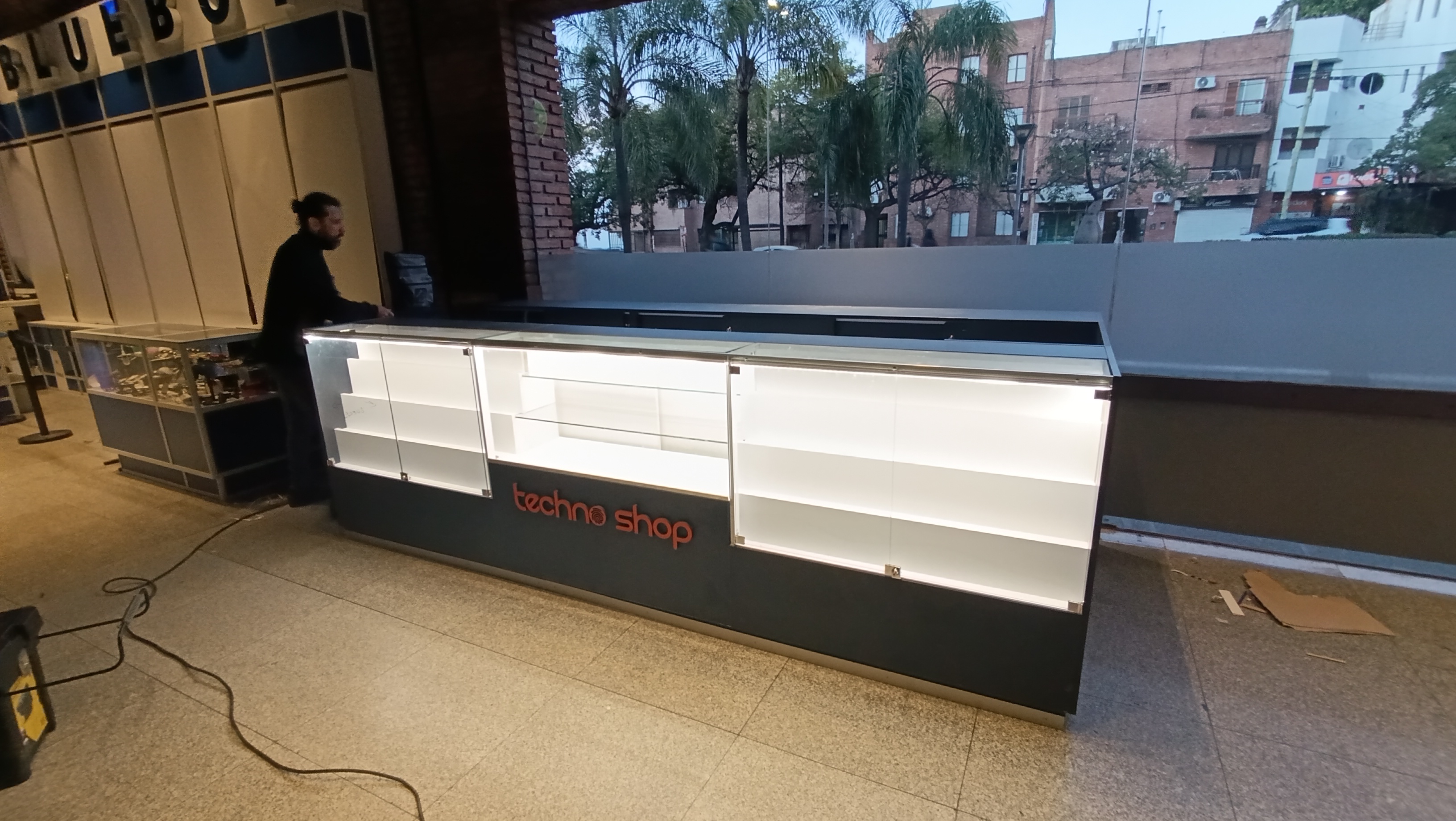 Mostrador comercial iluminado